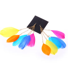 Учитај слику у прегледач галерије, Лади Бохемиан у контрастној боји ручно рађено перо дуге висеће ушне минђуше