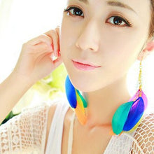 Учитај слику у прегледач галерије, Лади Бохемиан у контрастној боји ручно рађено перо дуге висеће ушне минђуше