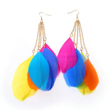 Учитај слику у прегледач галерије, Лади Бохемиан у контрастној боји ручно рађено перо дуге висеће ушне минђуше