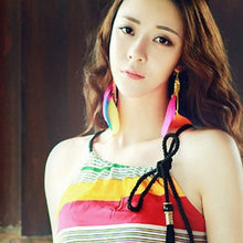 Учитај слику у прегледач галерије, Лади Бохемиан у контрастној боји ручно рађено перо дуге висеће ушне минђуше