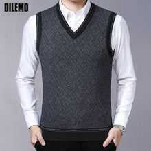 Cargar imagen en el visor de la galería, Suéteres de marca de moda para hombre, jerseys con cuello en V, jerséis ajustados con punto, chaleco sin mangas, ropa informal de estilo coreano para invierno para hombre