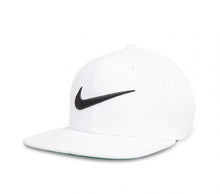 Cargar imagen en el visor de la galería, Nike | GORRA SWOOSH PRO PICO PLANO
