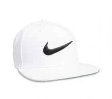 Cargar imagen en el visor de la galería, Nike | GORRA SWOOSH PRO PICO PLANO

